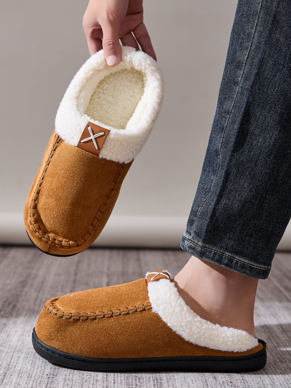 Contrast Round Toe Flat Slippers